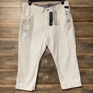 LEE Total Freedom Embroidered Capri NWT